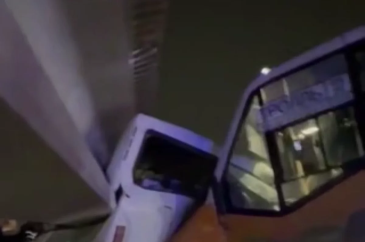 В Дагестане несколько машин врезались в мостовую балку, которую вез трейлер