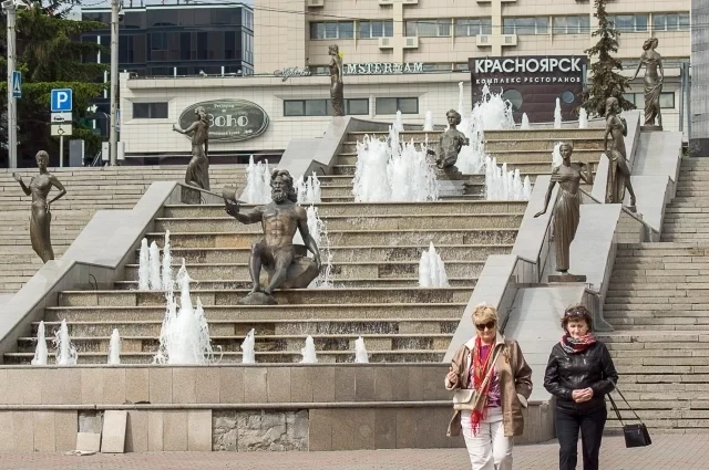 «Главным архитектором фонтана «Реки Сибири» был Арэг Демирханов, а над скульптурами работала команда: Константин Зинич, Виктор Мосиелев, Алексей Ничепорчук и я», – вспоминает Андрей Кияницын.