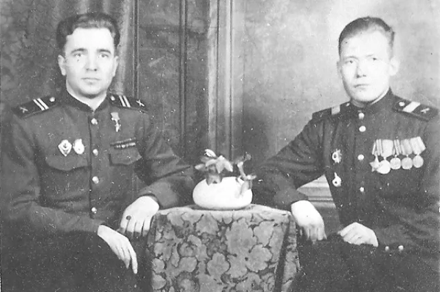 Василий Протасюк (слева) прожил короткую жизнь, но о нём и его подвиге в Тулунском районе помнят по сей день.