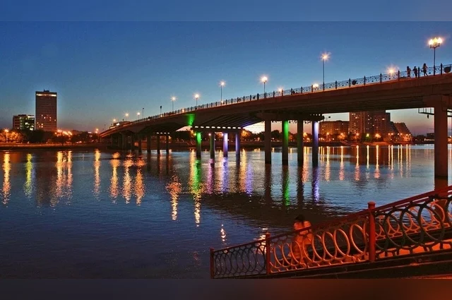 Мост через реку Урал очень напоминает наш волгоградский через Волгу.