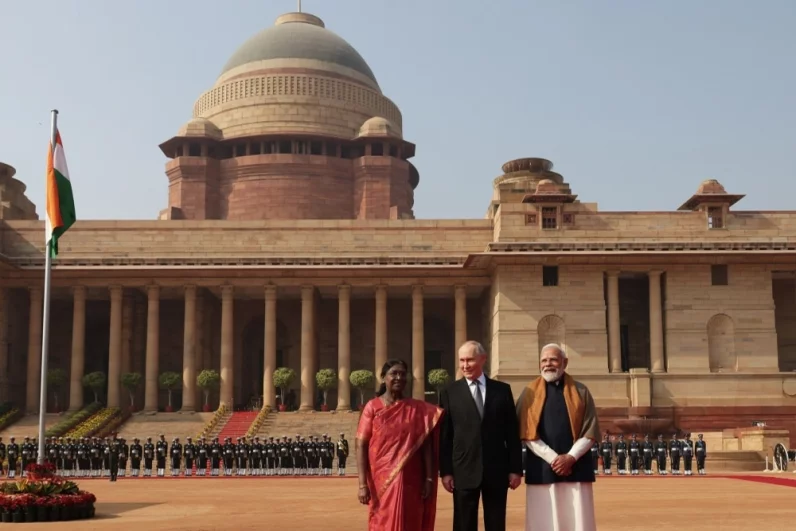 Церемония официальной встречи президента РФ Владимира Путина президентом Индии Дроупади Мурму (слева) и премьер-министром Индии Нарендрой Моди в Нью-Дели.