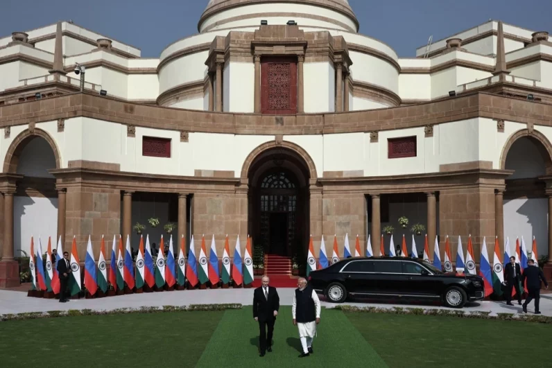 Президент РФ Владимир Путин и премьер-министр Индии Нарендра Моди перед началом российско-индийских переговоров в Нью-Дели.