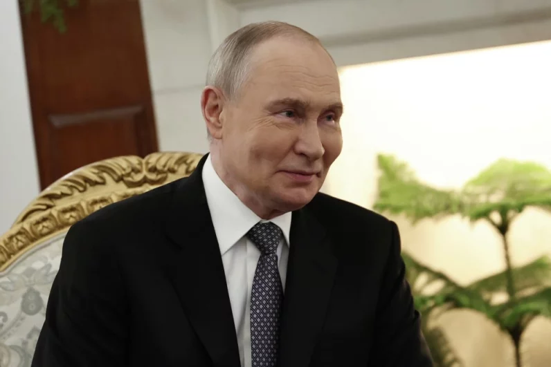 Президент РФ Владимир Путин  во время встречи с премьер-министром Индии Нарендра Моди.