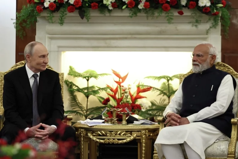 Президент РФ Владимир Путин и премьер-министр Индии Нарендра Моди во время встречи в Нью-Дели.