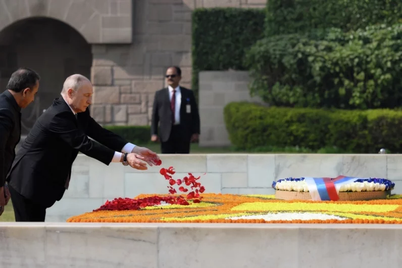 Президент РФ Владимир Путин посещает мемориал Махатмы Ганди в комплексе «Раджгхат».