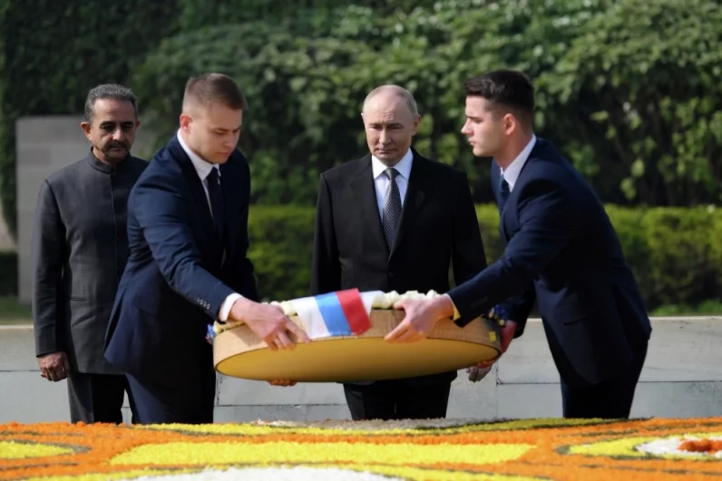 Президент РФ Владимир Путин посещает мемориал Махатмы Ганди в комплексе «Раджгхат».