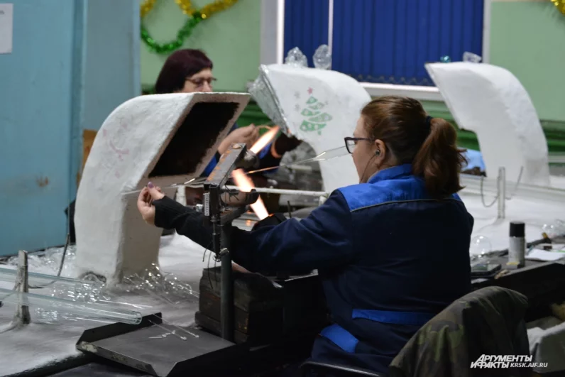 Здесь начинается волшебство: рождение стеклянной игрушки в стеклодувном цеху. 