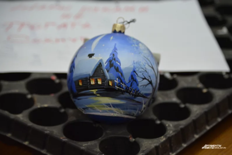 А вот и роспись маслом. В день умелая мастерица может расписать всего три-четыре таких шара.