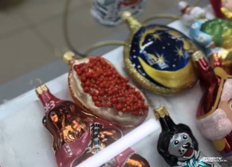 Помните стеклянный бутерброд? Его расписанная версия лежит на прилавке. С черной икрой уже закончились.