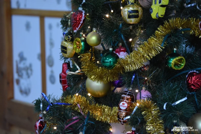 В цехах уже царит новогодняя атмосфера. Естественно, местная фабричная ёлка украшена исключительно игрушками собственного производства — это лучшее портфолио!