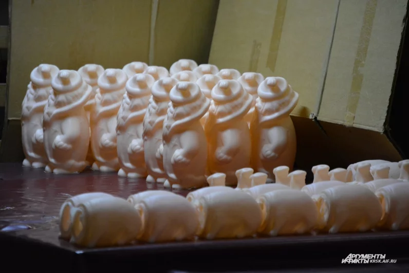 Фабрика работает не только со стеклом, но и с ПВХ. На первом этаже фабрики выстроились «отряды» свежеотлитых будущих Дедов Морозов, готовых к покраске.