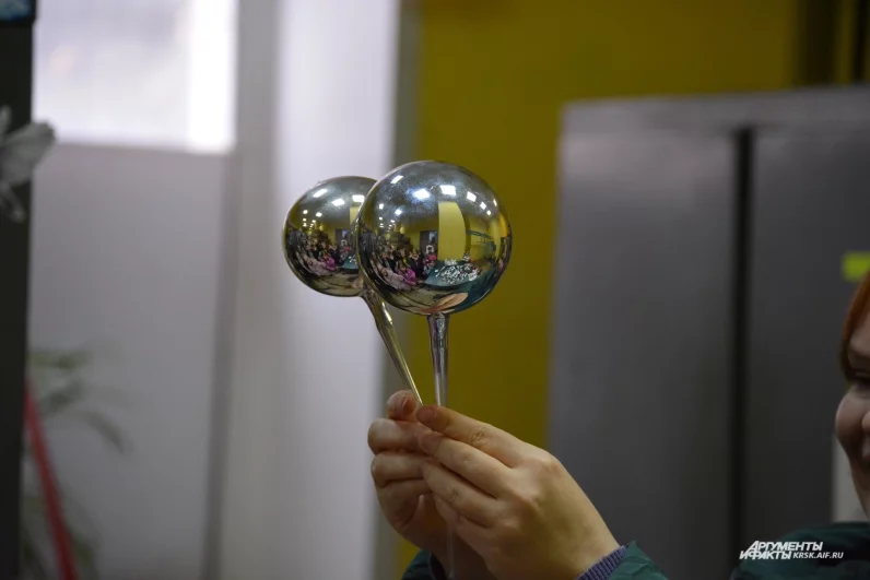 Прежде чем попасть к художникам, часть стеклянных заготовок отправляется в цех металлизации. Здесь они обретут зеркальный блеск, необходимый для дальнейшего декора.