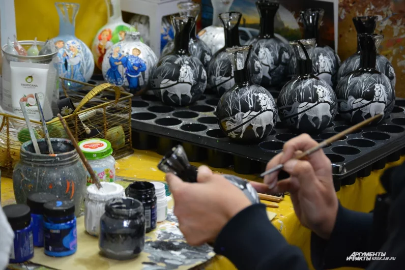 Из цеха выдувки — прямиком в покрасочный цех. Естественно, уже готова целая серия игрушек в дизайне символа наступающего года — Лошади.