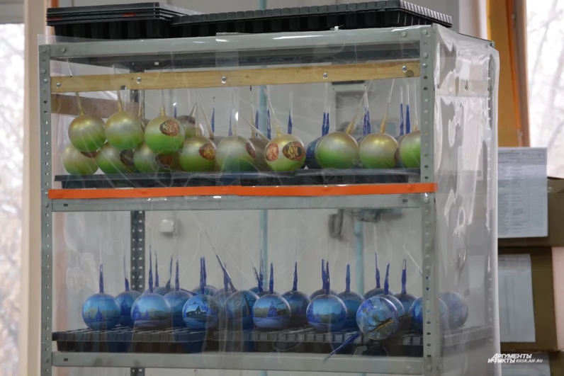 Часть украшений расписывается масляными красками. Они хранятся в специальных беспылевых шкафах, так как просушка каждого слоя может занимать до недели.