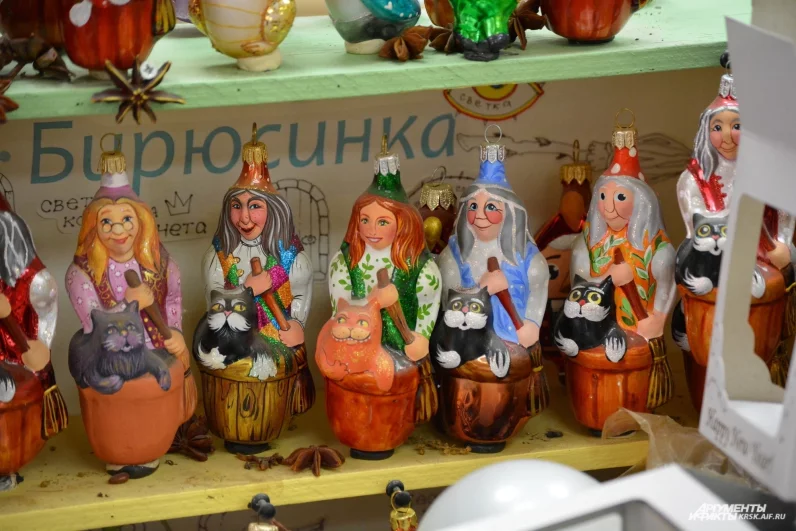 На полках выставлены десятки образцов росписи для определенной модели игрушки. Только один из этих вариантов будет утверждён и пойдет в массовое производство.