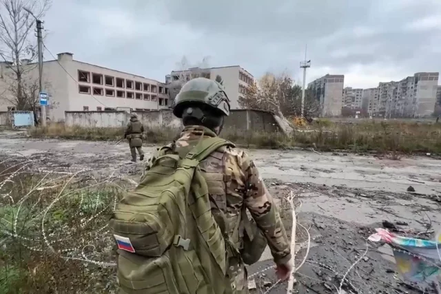 Медики помогают мирным жителям Покровска.