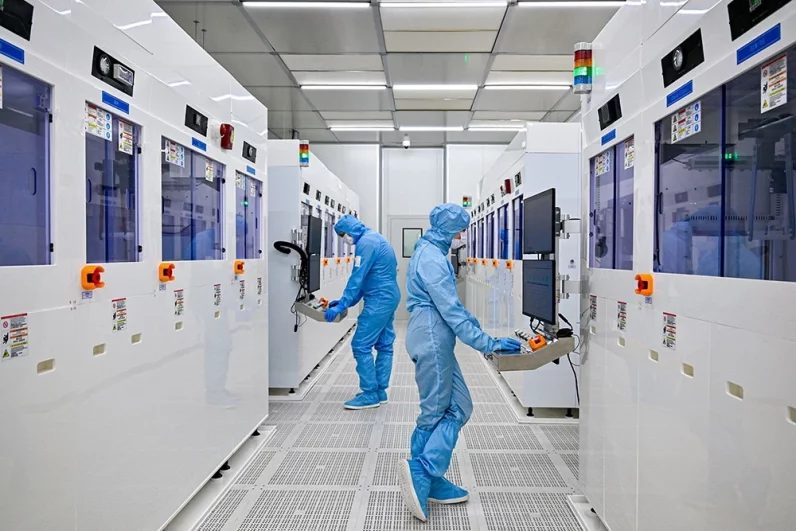 Мэр и министр также посетили будущую Московскую испытательную лабораторию микроэлектроники.