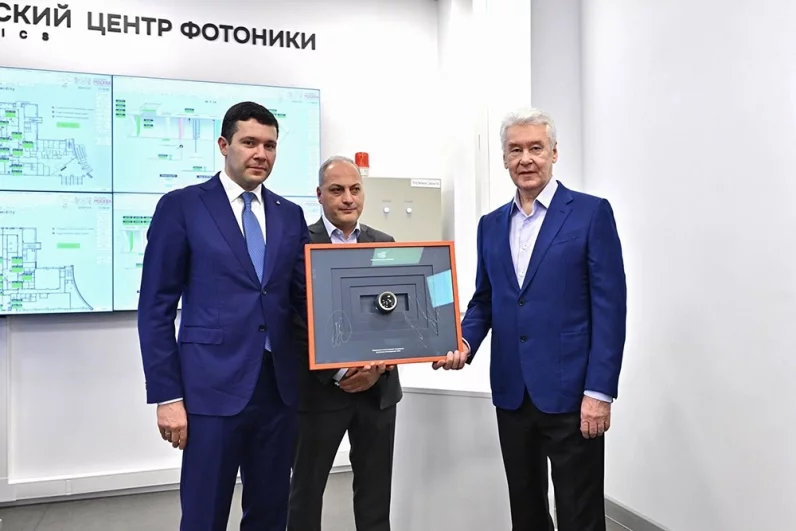 5 декабря 2025 года мэр Москвы Сергей Собянин и министр промышленности и торговли РФ Антон Алиханов открыли Московский центр фотоники.