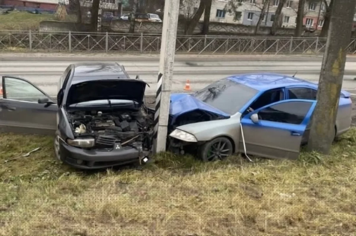 Mitsubishi и Skoda столкнулись на брянском участке трассы Р-120