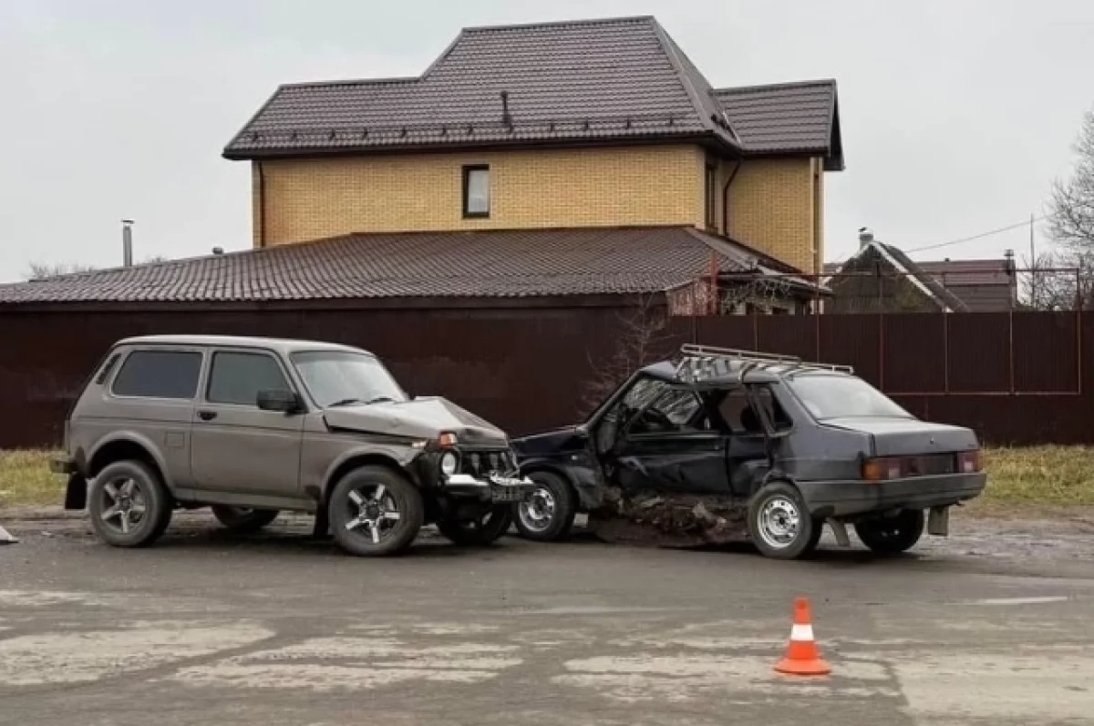 Водитель и пассажирка Нивы получили травмы в ДТП в брянском Дятьково