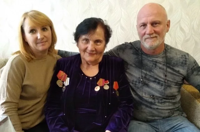 Бывшую узницу часто навещают сын Иван и невестка Наталья.