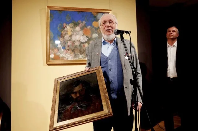 Валерий Дудаков преподносит нижегородцам картину Петра Кончаловского.