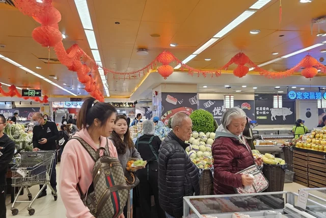 Все продукты для Гонконга уже производятся именно в Китае — но, как правило, умные политики этот факт не знают.