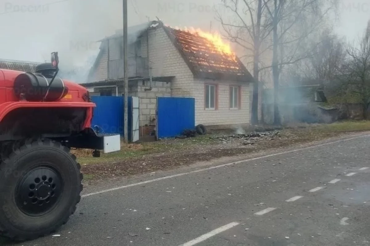 Два пожарных подразделения тушили частный дом в брянском селе Увелье