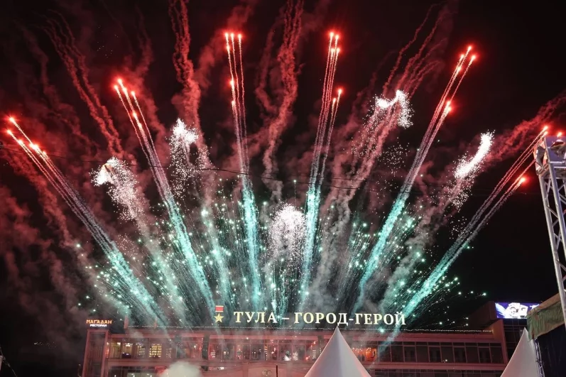 Праздничный салют.