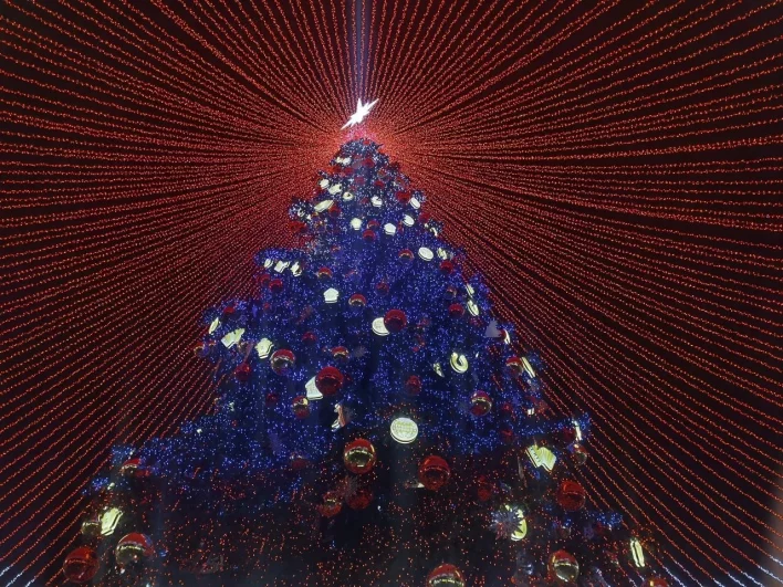 Ёлка чаровала всех своим великолепием. 