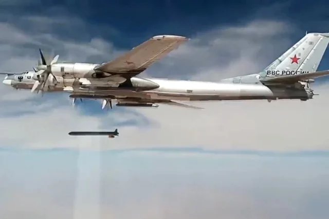 Стратегический бомбардировщик-ракетоносец Ту-95МС наносит удары крылатыми ракетами Х-101.