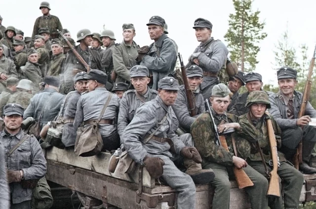 Кестеньга, финские солдаты и немецкие добровольцы Ваффен-СС на железнодорожной платформе. 22 августа 1941.