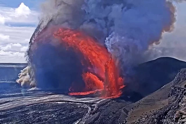 Лава над курортом. Кадры извержения вулкана на Гавайях