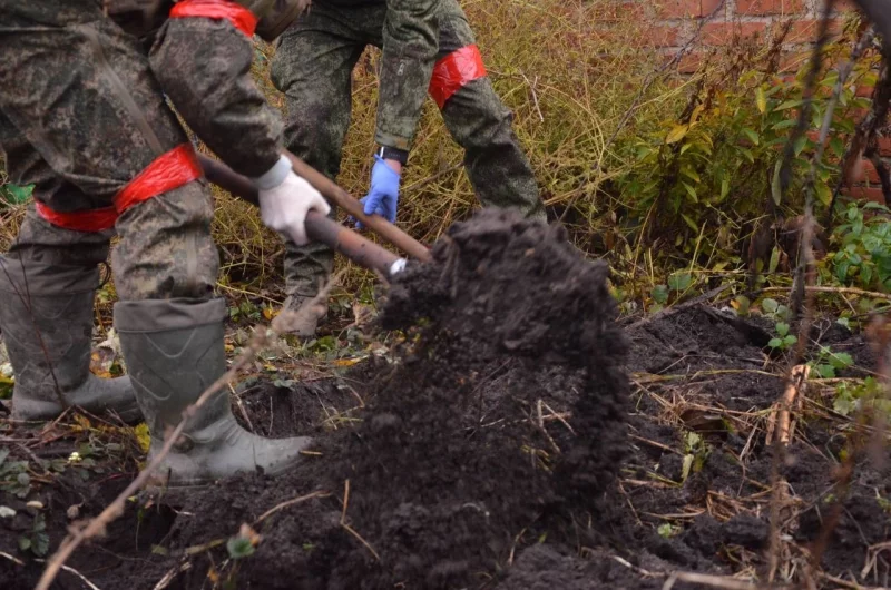 Работы по извлечению погибшего проходили под артиллерийским грохотом.