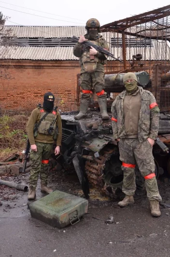 Военнослужащие ВС РФ у сгоревшего вражеского танка.