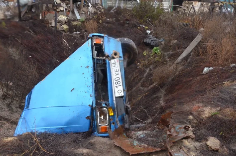 Разбитую машину скинули в кратер, чтобы не мешала проезду военнослужащих.
