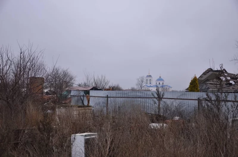 Среди разрушенных домов почти не тронутой осталась церковь.