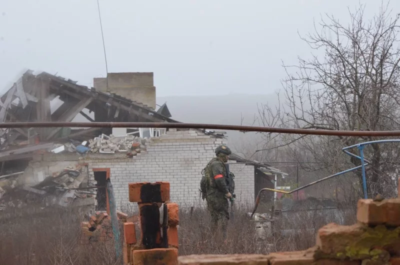 Поиск временной могилы в одном из разрушенных посёлков.