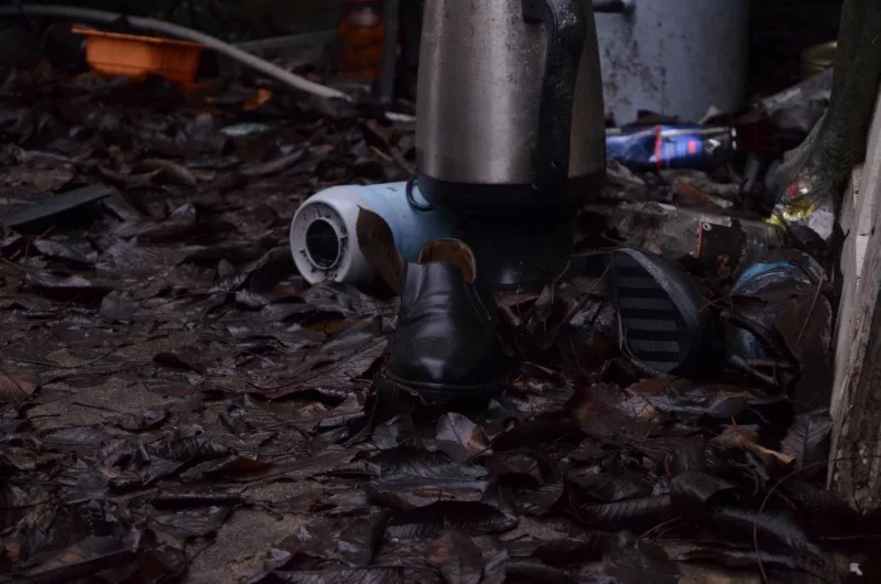 Жители в спешке покидали свои дома. Во многих дворах посёлков-призраков сохранились их вещи.