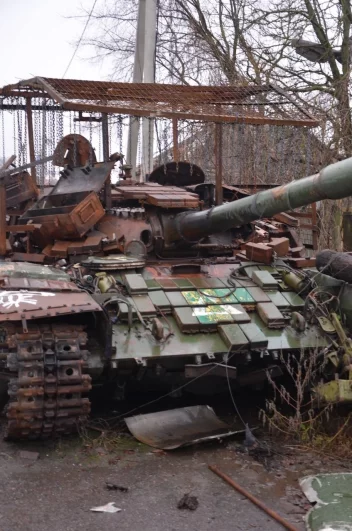 Уничтоженный вражеский танк.