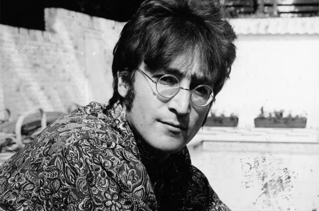 Певец и автор песен Джон Леннон (1940–1980) — участник группы The Beatles.