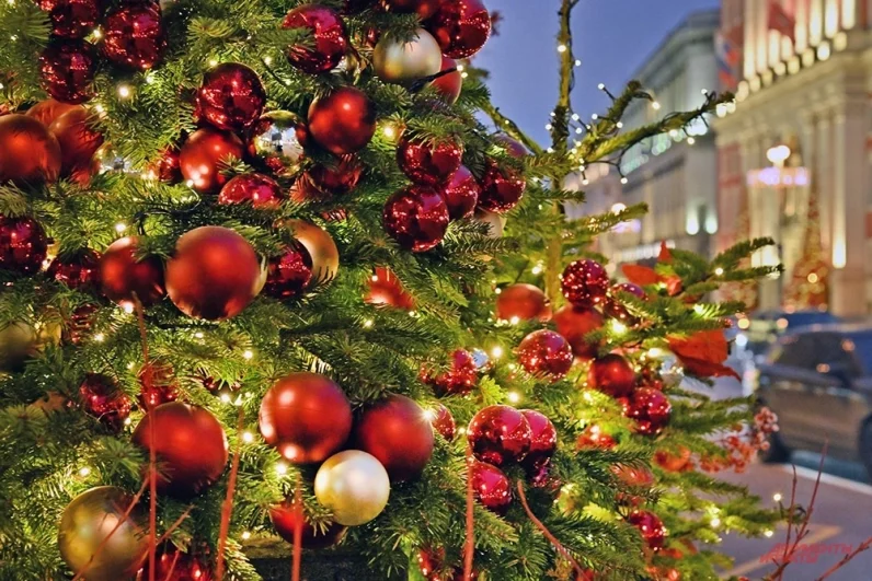 Как говорят дизайнеры, сочетание красных элементов с золотыми – верный способ угодить символу года, Огненной лошади.