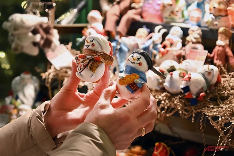 На площадках «Зимы в Москве» работают праздничные ярмарки. На Тверской площади можно приобрести ватных снеговичков.