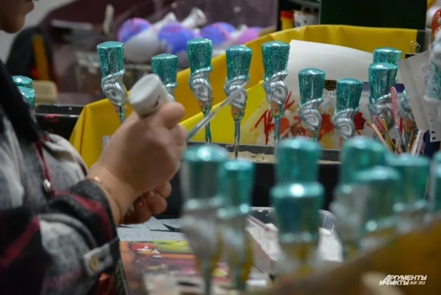 В декабре на фабрике игрушек кипит работа