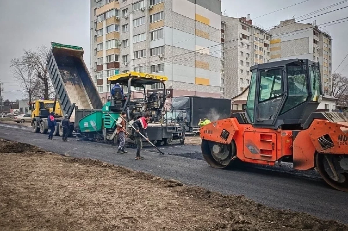 Подрядчик уложил выравнивающий слой асфальта на улице Куйбышева в Брянске