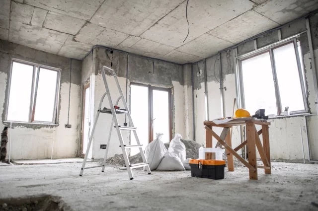 На любое существенное переустройство помещений в многоквартирном доме, согласно ЖК РФ, должна давать добро муниципальная власть.