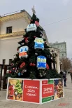 Также «транспортные» елки появились на Малой Сухаревской площадки около памятника Олега Табакову, Цветном бульваре, улице Петровка и у Киевского вокзала.