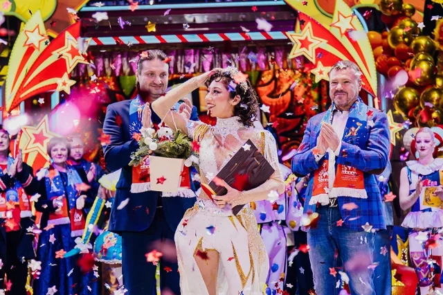 Гран-при фестиваля Анне Глэдис Медина вручили Сергей Беляков и Эдгард Запашный.