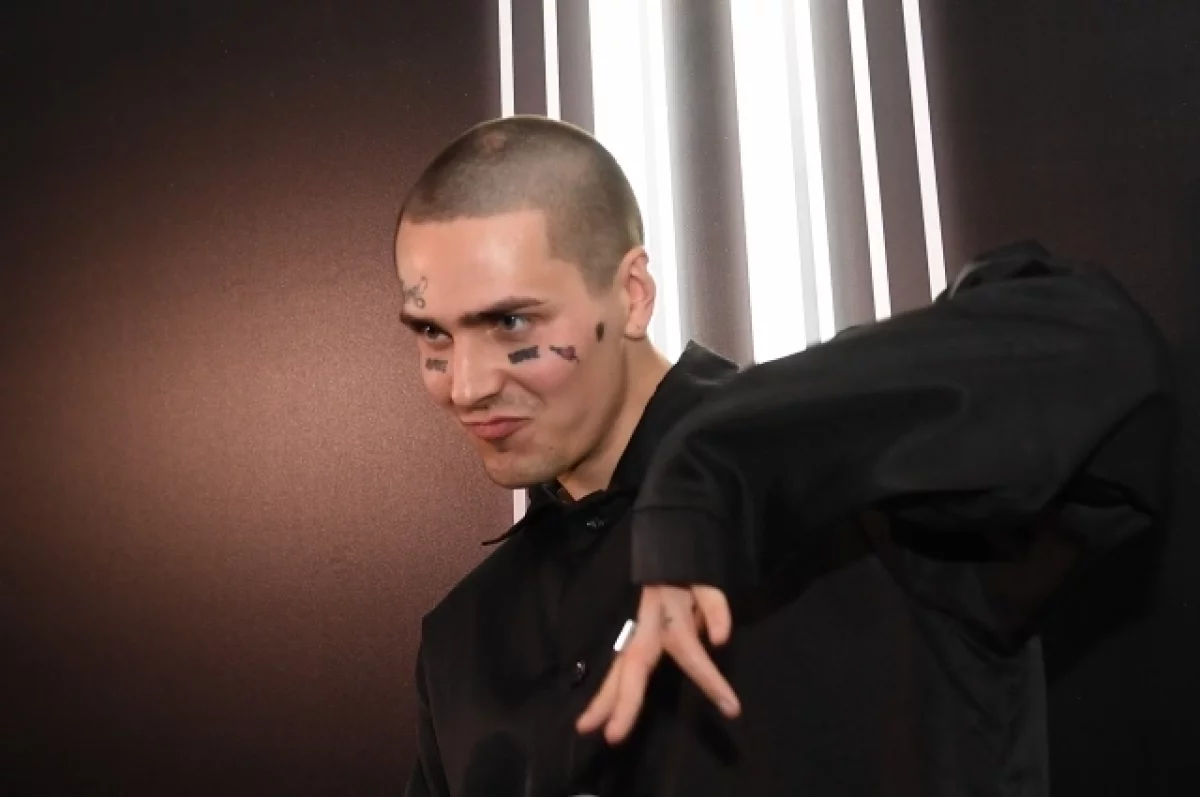 Житель Одессы выкинул свой украинский паспорт на концерте рэпера Face