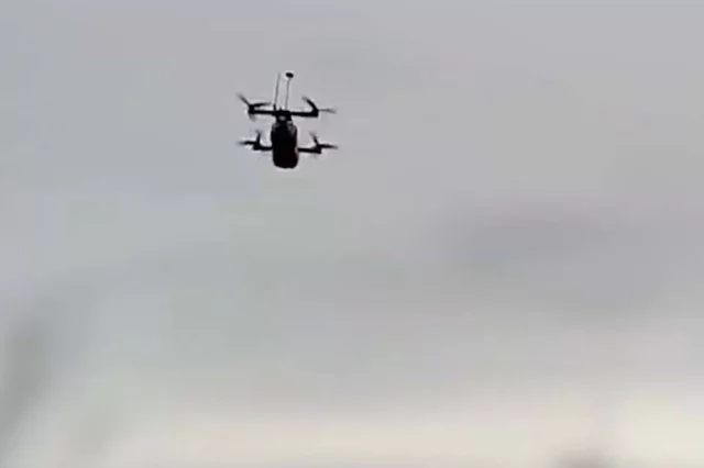 Грузовой Дрон в небе.